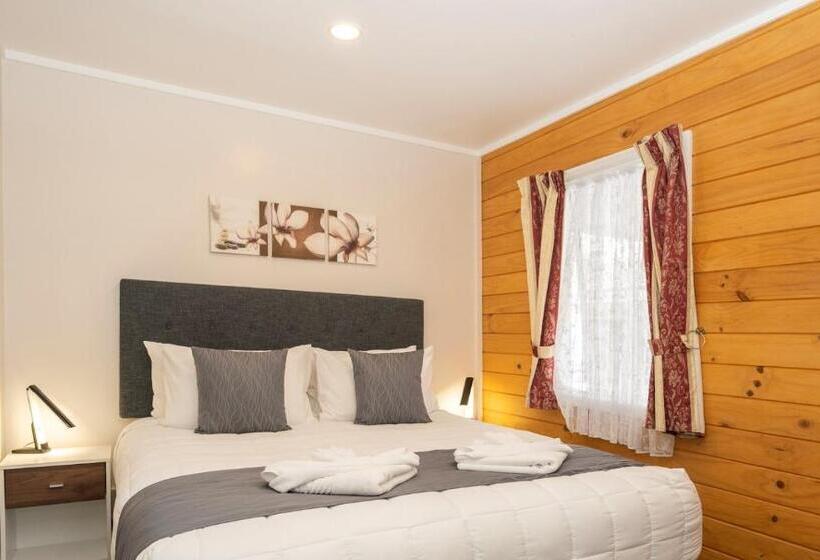 استودیوی لوکس, Tudor Park Motel