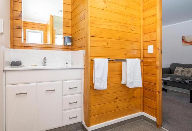 استودیوی لوکس, Tudor Park Motel