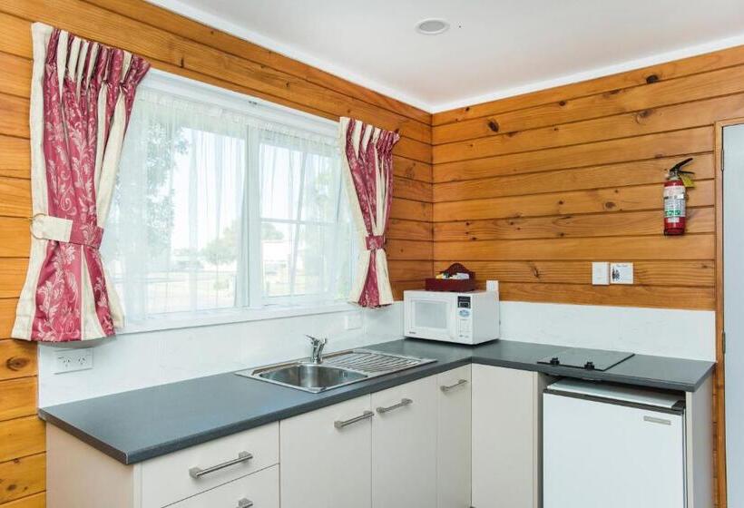 استودیوی لوکس, Tudor Park Motel