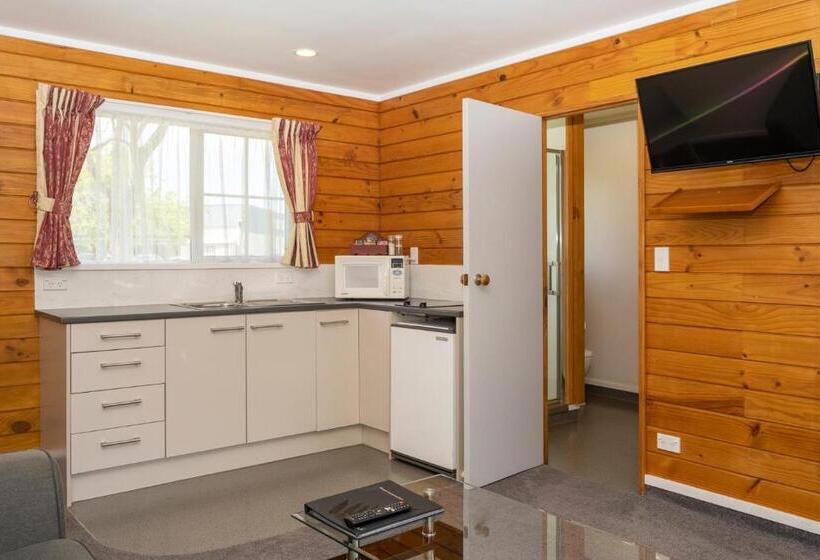 استودیوی لوکس, Tudor Park Motel