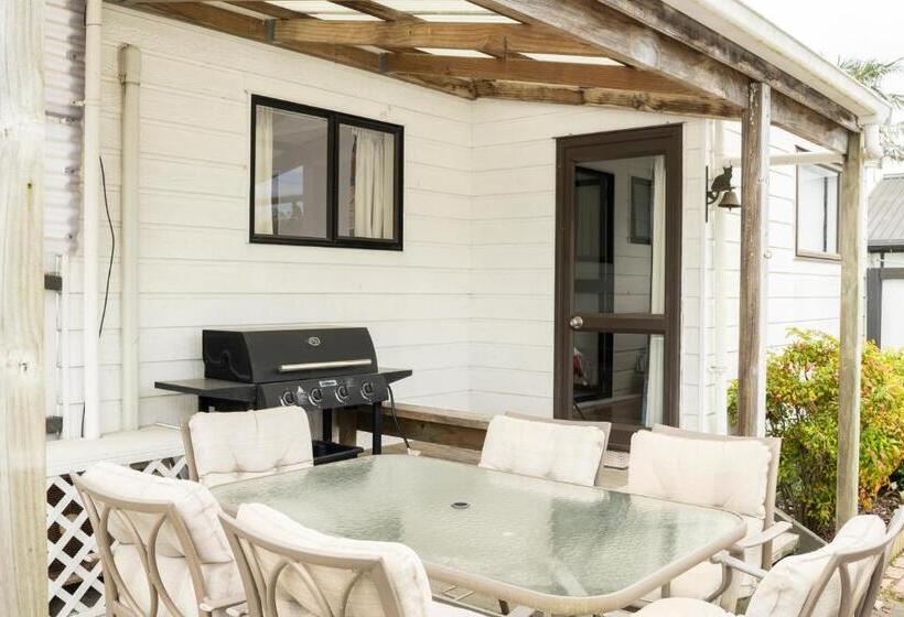 کلبه ییلاقی, Tudor Park Motel