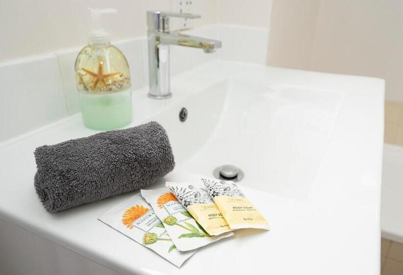 کلبه ییلاقی, Tudor Park Motel