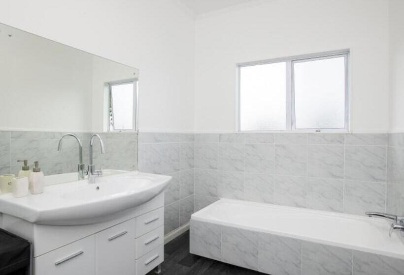 ویلای لوکس 1 خوابه, Tudor Park Motel