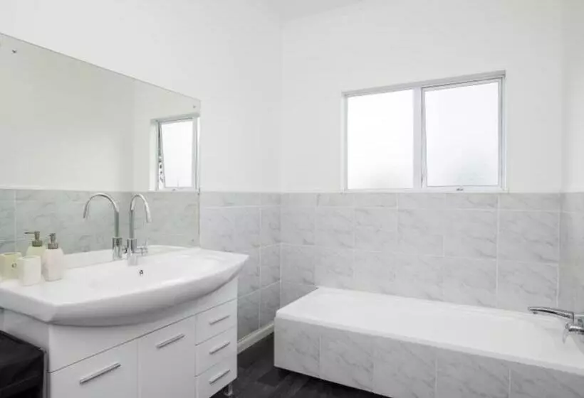 ویلای لوکس 1 خوابه, Tudor Park Motel