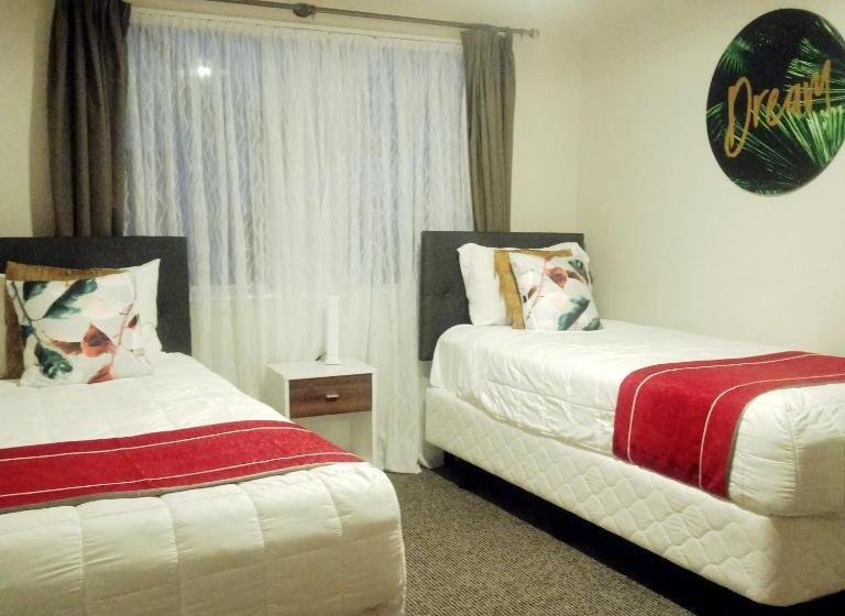 ویلای لوکس 1 خوابه, Tudor Park Motel