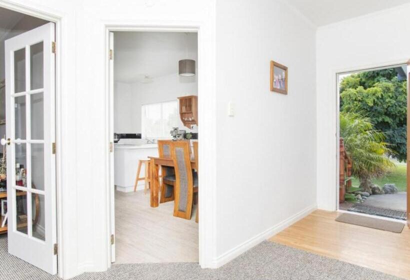 ویلای لوکس 1 خوابه, Tudor Park Motel