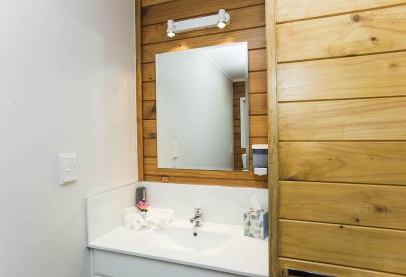 استودیوی لوکس, Tudor Park Motel