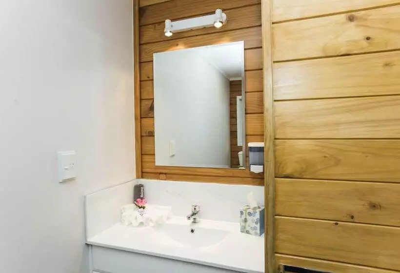 استودیوی لوکس, Tudor Park Motel