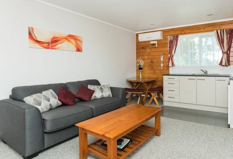 استودیوی لوکس, Tudor Park Motel