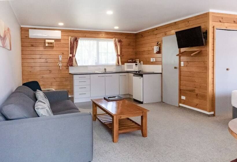 استودیوی لوکس, Tudor Park Motel