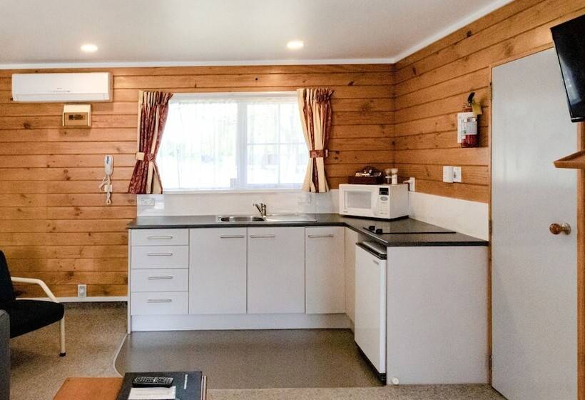 استودیوی لوکس, Tudor Park Motel