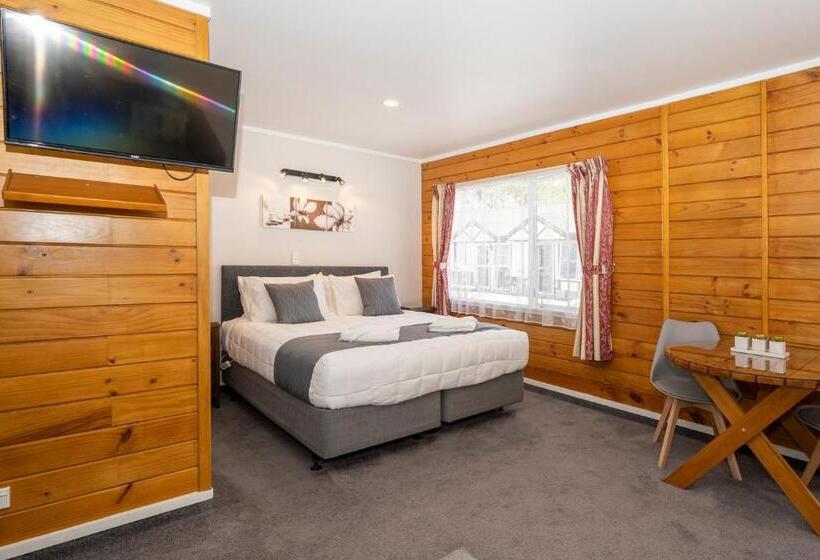 استودیوی لوکس, Tudor Park Motel