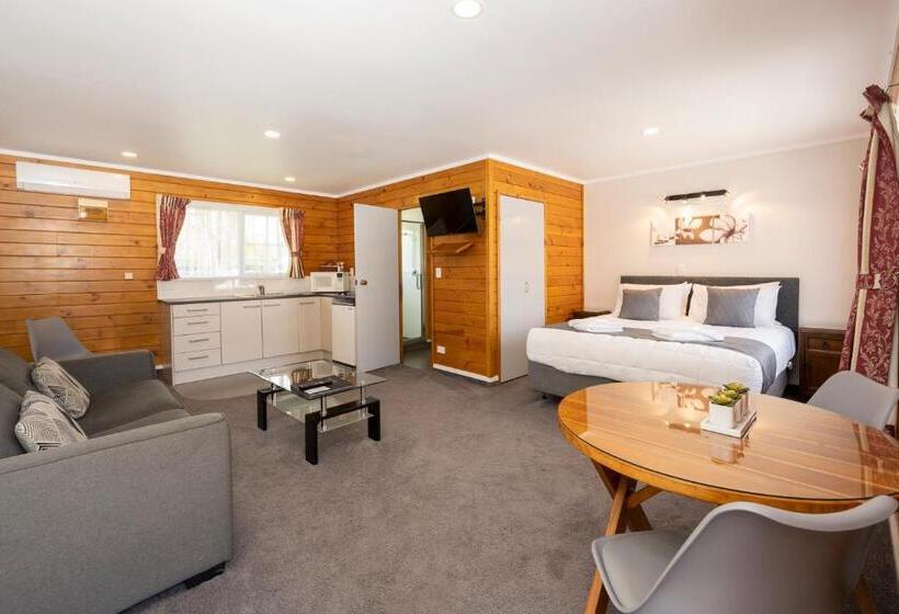 استودیوی لوکس, Tudor Park Motel