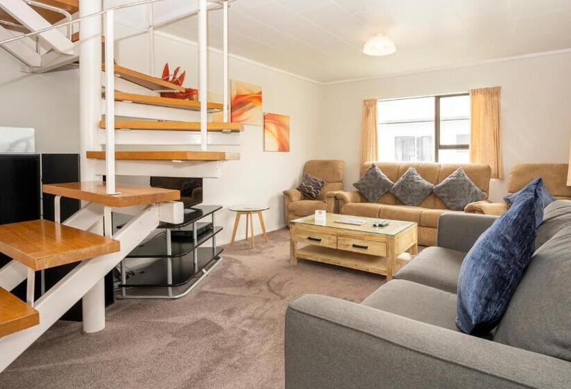 کلبه ییلاقی, Tudor Park Motel