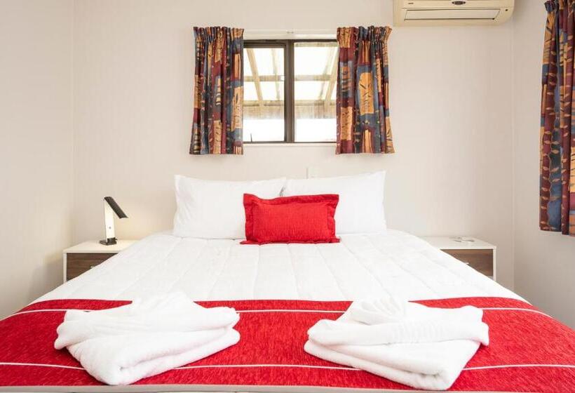 کلبه ییلاقی, Tudor Park Motel