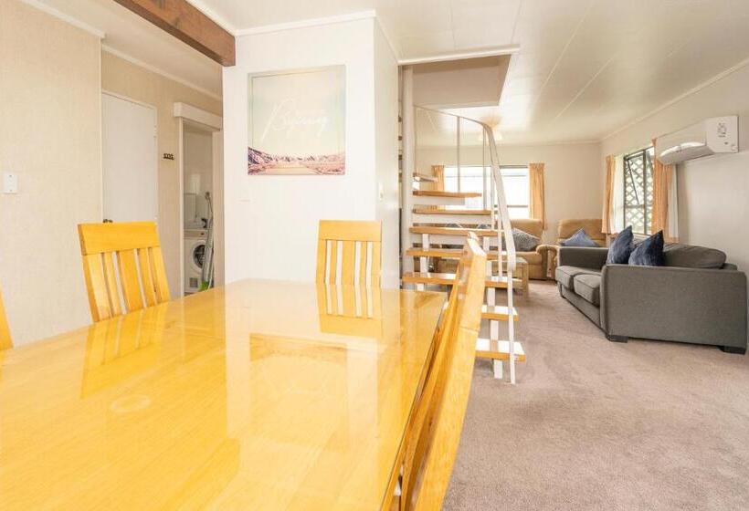 کلبه ییلاقی, Tudor Park Motel