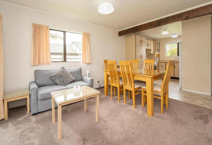 کلبه ییلاقی, Tudor Park Motel