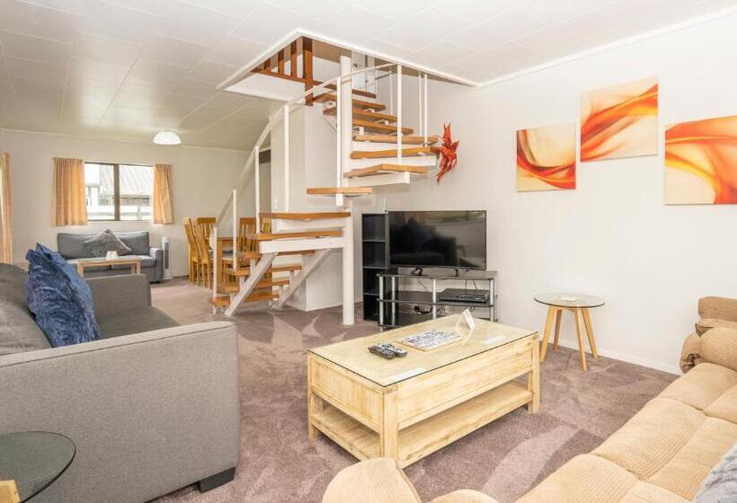 کلبه ییلاقی, Tudor Park Motel