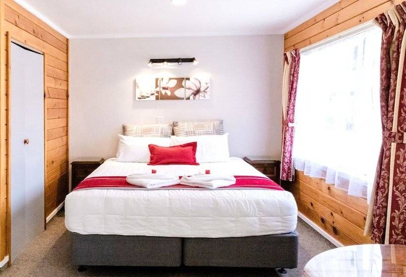 استودیوی لوکس, Tudor Park Motel