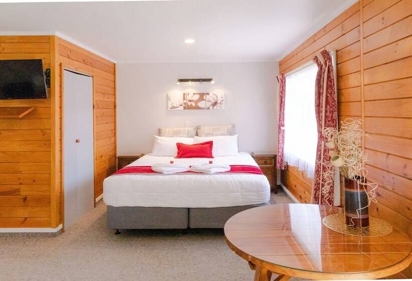 استودیوی لوکس, Tudor Park Motel