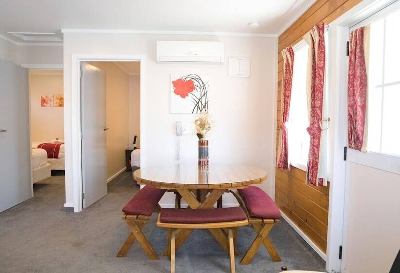 침실 2개 아파트, Tudor Park Motel