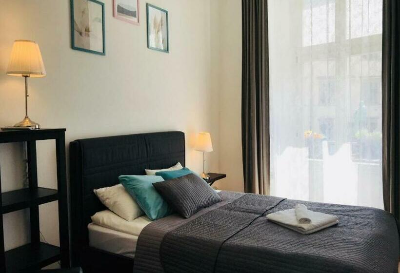 חדר סטנדרט עם מרפסת, Krakow Apartments & Rooms