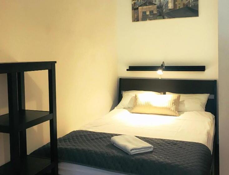 חדר סטנדרט לשלושה עם חדר אמבטיה משוף, Krakow Apartments & Rooms