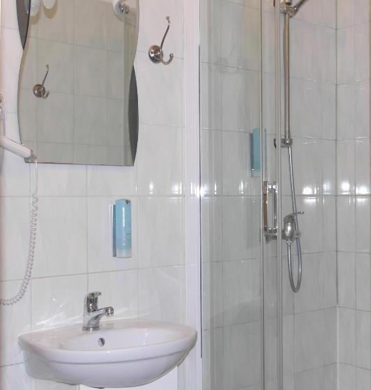 חדר סטנדרט לשלושה עם חדר אמבטיה משוף, Krakow Apartments & Rooms