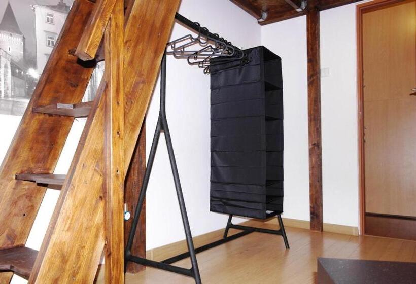 חדר סטנדרט לשלושה עם חדר אמבטיה משוף, Krakow Apartments & Rooms