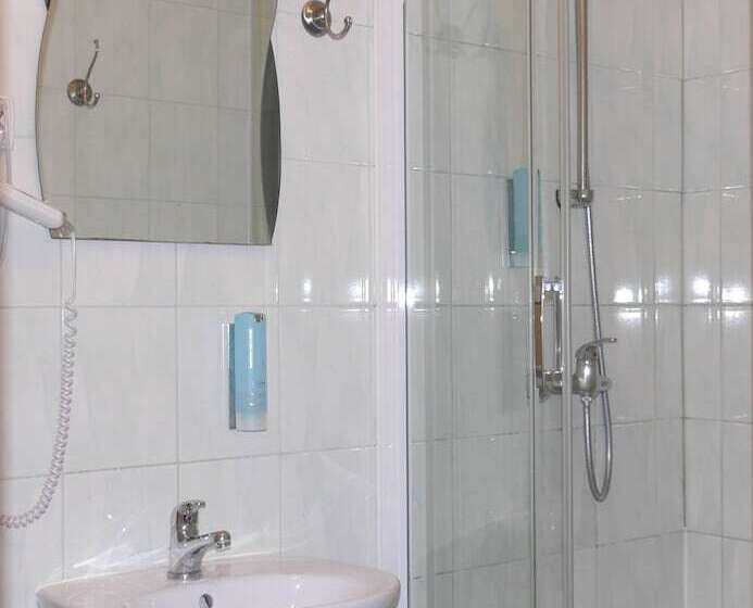 חדר סטנדרט לשלושה עם חדר אמבטיה משוף, Krakow Apartments & Rooms