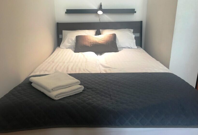 חדר סטנדרט לשלושה עם חדר אמבטיה משוף, Krakow Apartments & Rooms