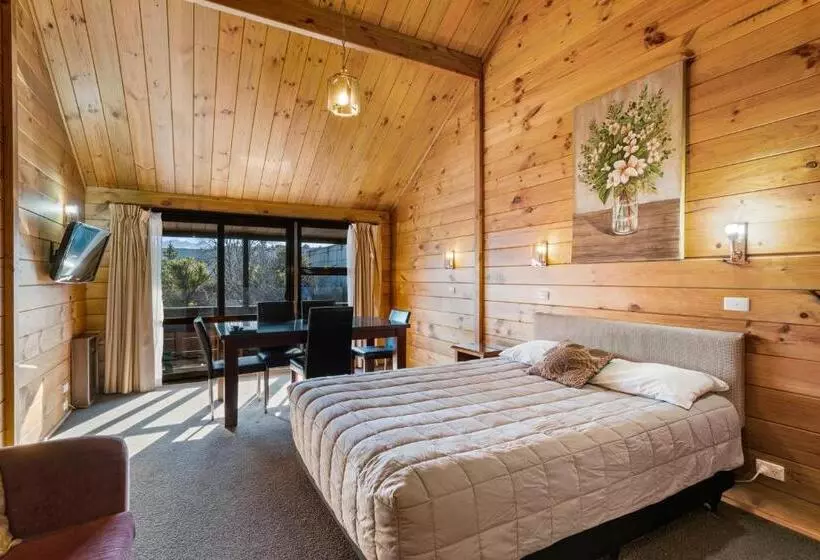 ファミリーステューディオ, Aspiring Lodge Motel