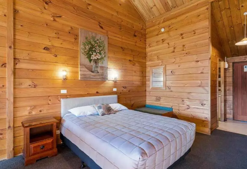 ファミリーステューディオ, Aspiring Lodge Motel