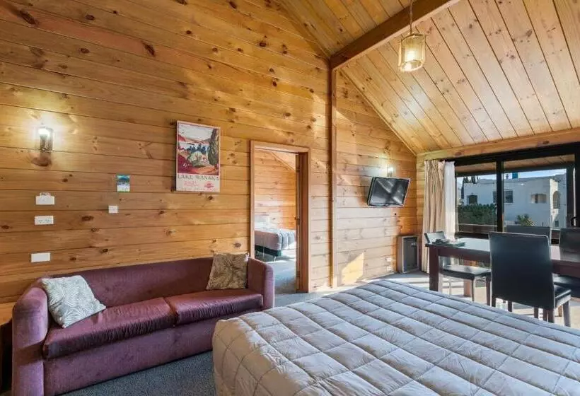 ファミリーステューディオ, Aspiring Lodge Motel