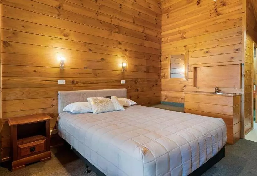 ファミリーステューディオ, Aspiring Lodge Motel