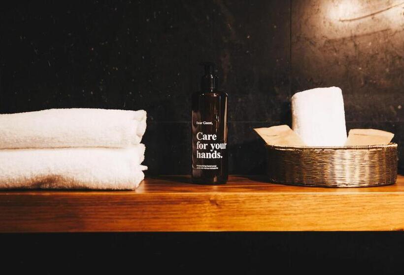اتاق لوکس, Dear Hotel Madrid
