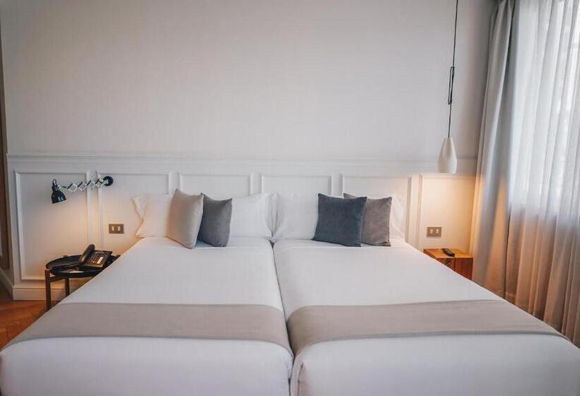 اتاق لوکس, Dear Hotel Madrid