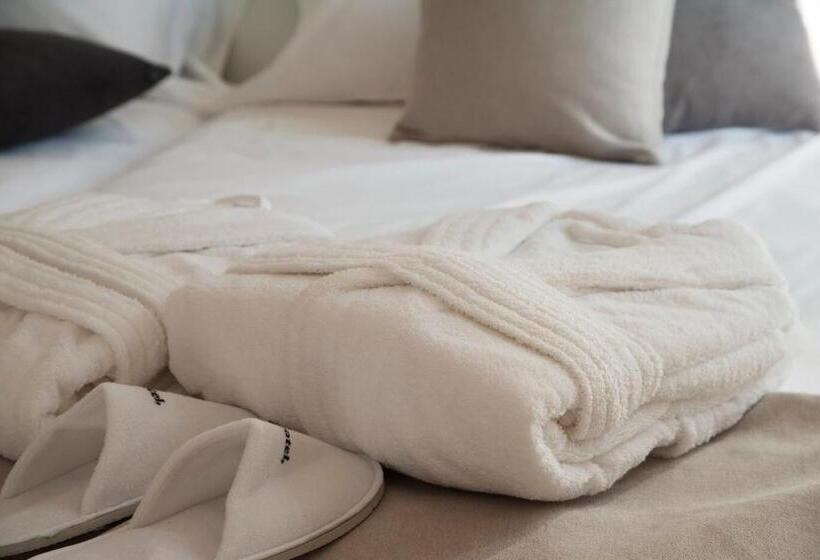 اتاق پرمیوم, Dear Hotel Madrid