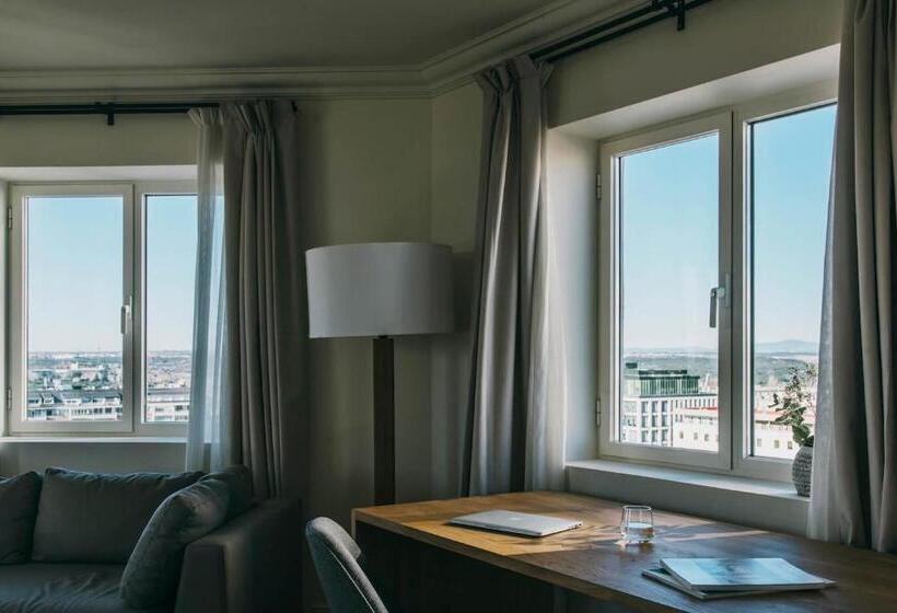 سوئیت با تخت بزرگ, Dear Hotel Madrid