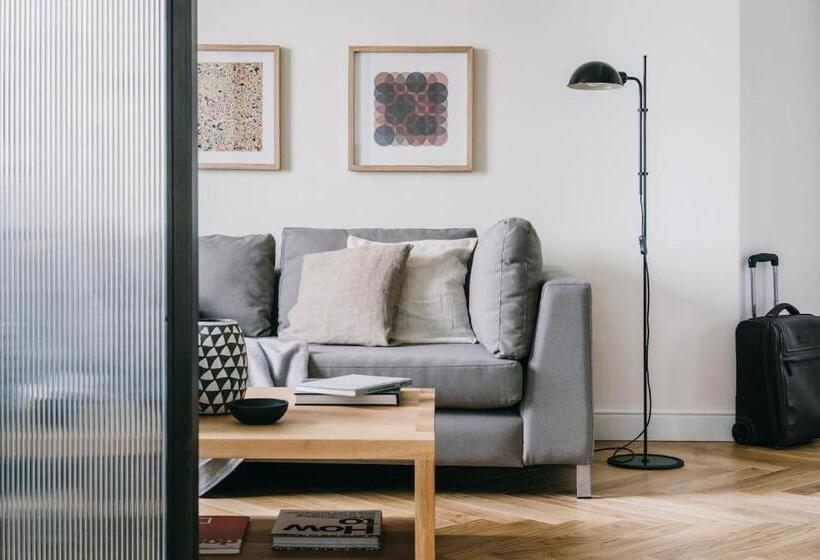 سوئیت با تخت بزرگ, Dear Hotel Madrid