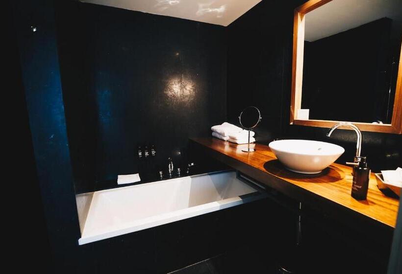 سوئیت با تخت بزرگ, Dear Hotel Madrid