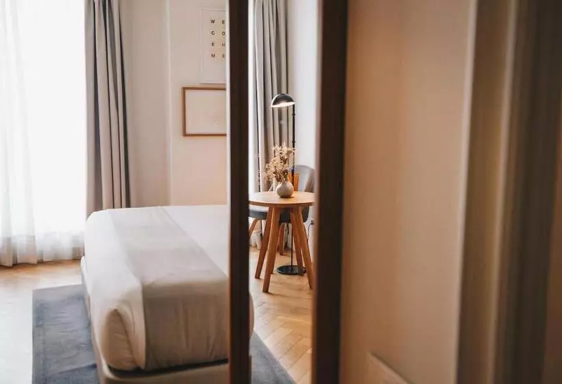 اتاق لوکس, Dear Hotel Madrid