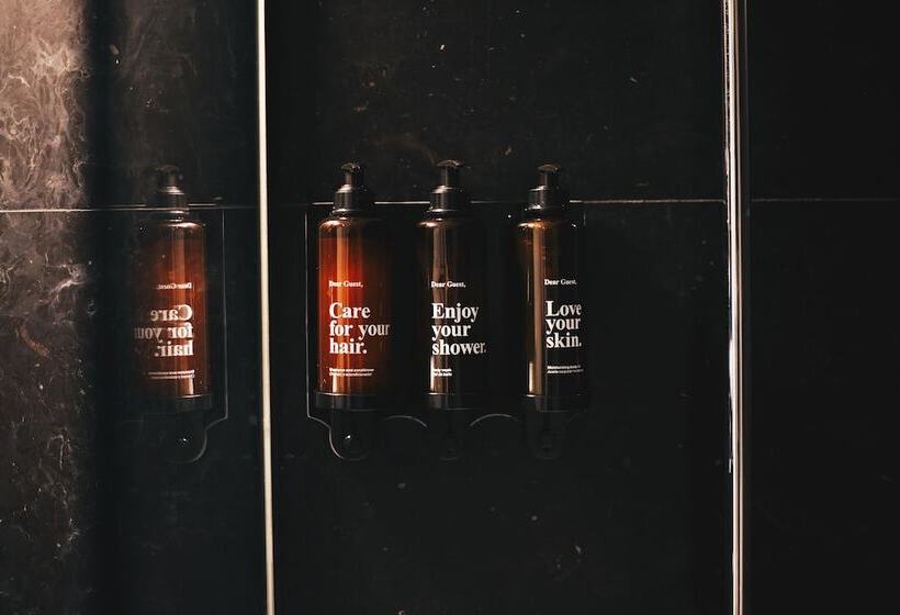 اتاق خانوادگی تودرتو, Dear Hotel Madrid