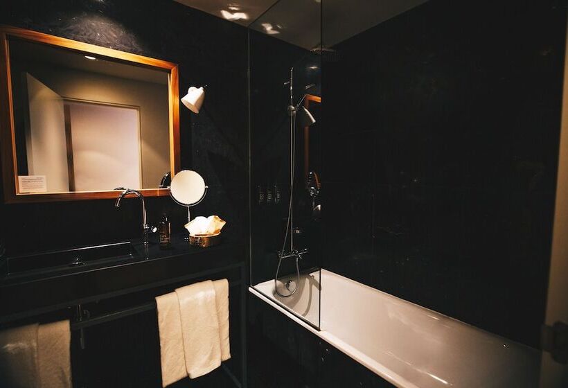 اتاق خانوادگی تودرتو, Dear Hotel Madrid