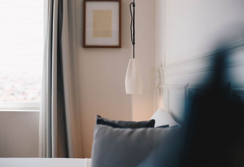 اتاق خانوادگی تودرتو, Dear Hotel Madrid