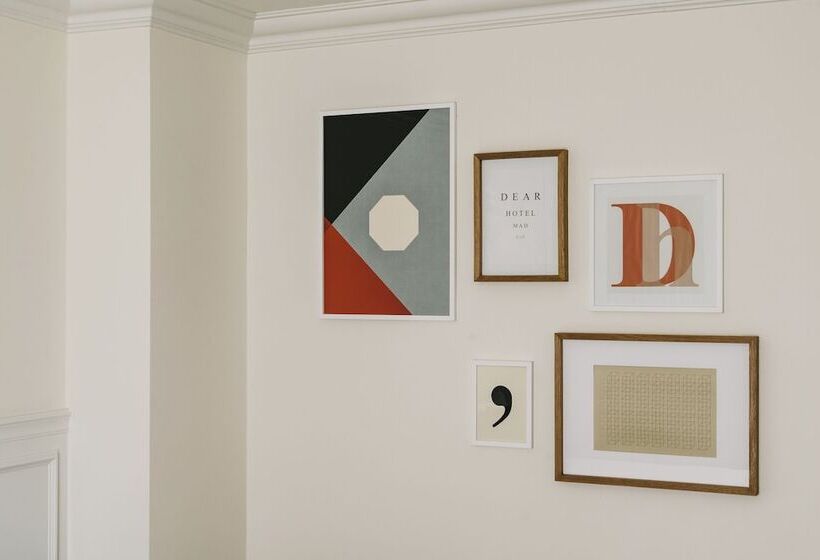 اتاق خانوادگی تودرتو, Dear Hotel Madrid