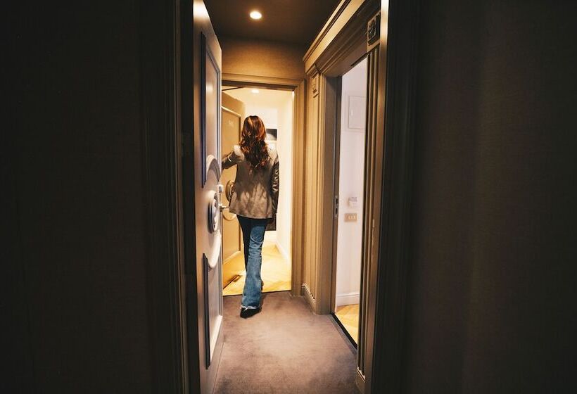 اتاق خانوادگی تودرتو, Dear Hotel Madrid