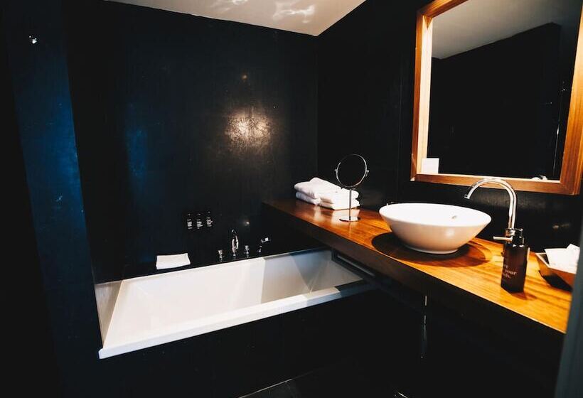 سوییت لوکس, Dear Hotel Madrid