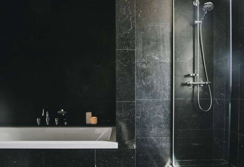 سوییت لوکس, Dear Hotel Madrid