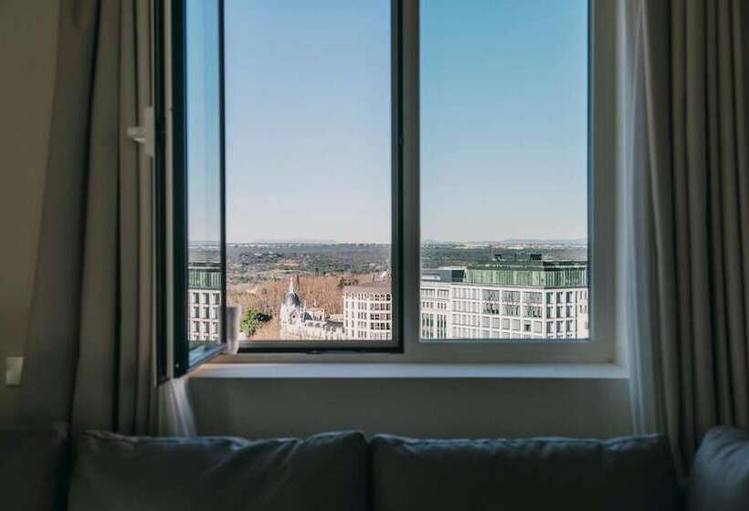 سوییت لوکس, Dear Hotel Madrid